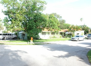 695 NE 121st St in Miami, FL - Building Photo - Building Photo