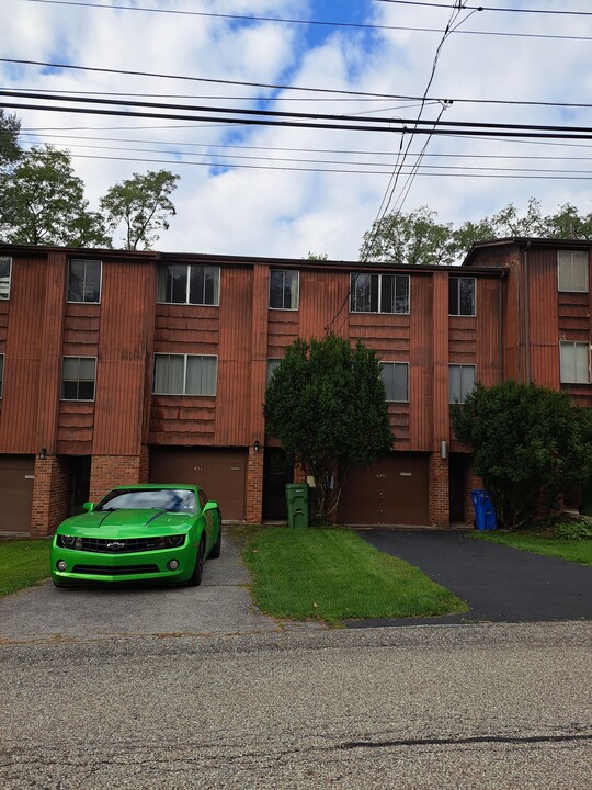 851 Lindenwood Dr in Pittsburgh, PA - Building Photo