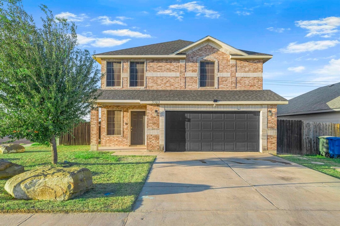 3302 Armando Peña Dr in Laredo, TX - Building Photo