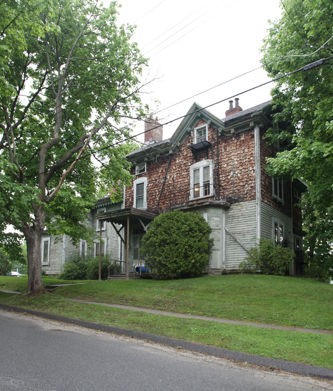 40 Perrine Ave in Pittsfield, MA - Foto de edificio - Building Photo