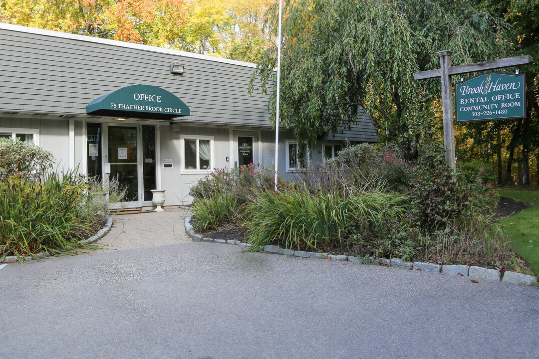 Brook Haven Estates in Attleboro, MA - Foto de edificio