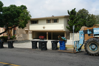 627 E Magnolia Blvd in Burbank, CA - Building Photo - Building Photo