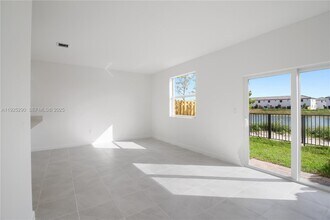 2747 SE 25th Ave in Homestead, FL - Foto de edificio - Building Photo