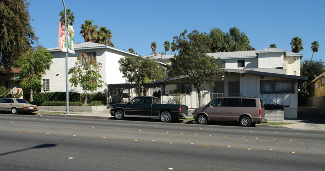 1090 N Lake Ave in Pasadena, CA - Foto de edificio - Building Photo