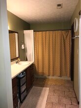 828 Royal Saint George Drive in Greenwood, IN - Foto de edificio - Building Photo