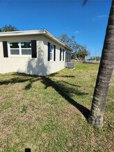 8010 Hyde Park Ave in North Port, FL - Foto de edificio - Building Photo