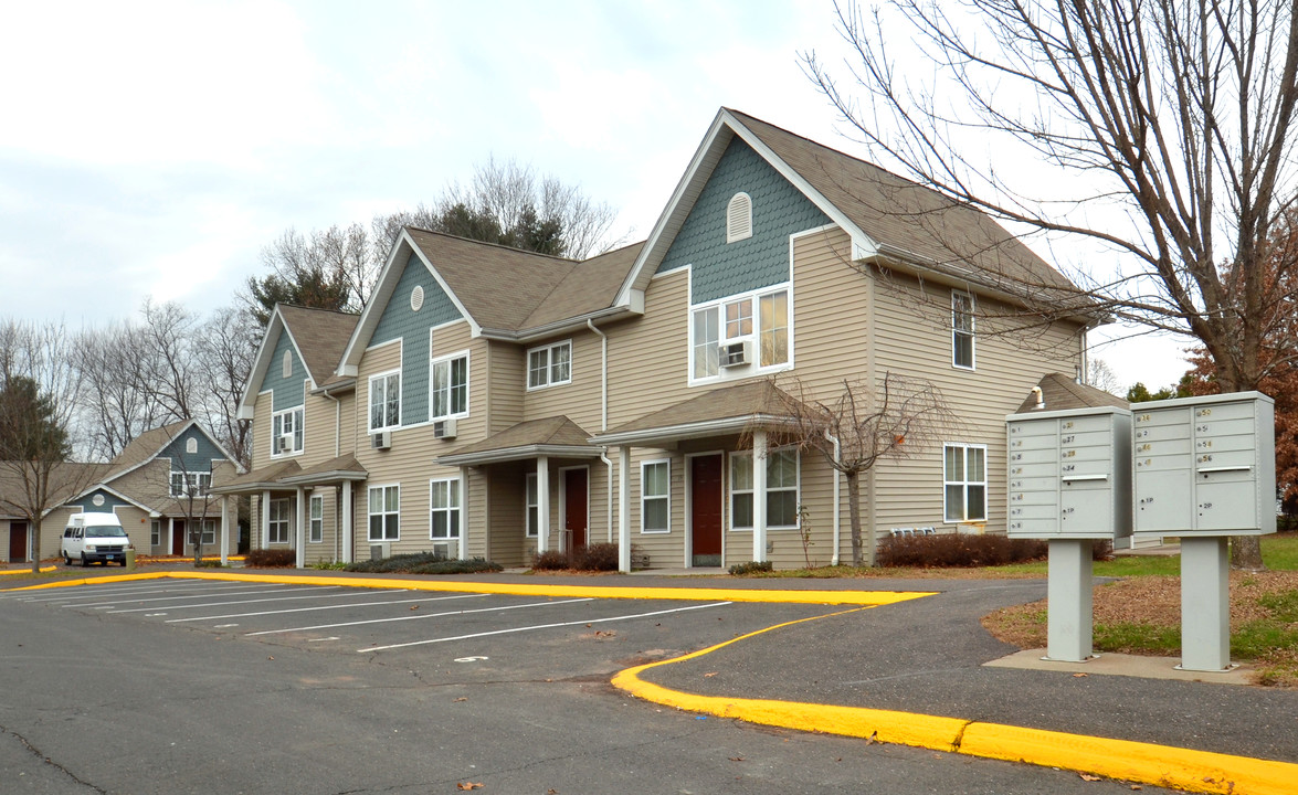 Carter Court in Glastonbury, CT - Building Photo