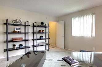 Villa Pacific Townhomes in Westminster, CA - Building Photo - Building Photo