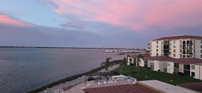 6177 Sun Blvd in St. Petersburg, FL - Foto de edificio - Building Photo