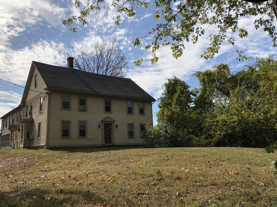 121 Bay Rd in Hadley, MA - Foto de edificio