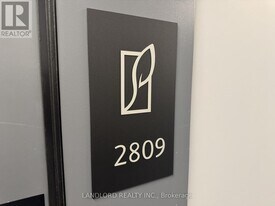 4130 Parkside Village Dr in Mississauga, ON - Building Photo