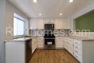 15730 Via Calanova in San Diego, CA - Foto de edificio - Building Photo