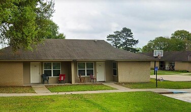 5952 Street B St in St. Francisville, LA - Foto de edificio - Building Photo