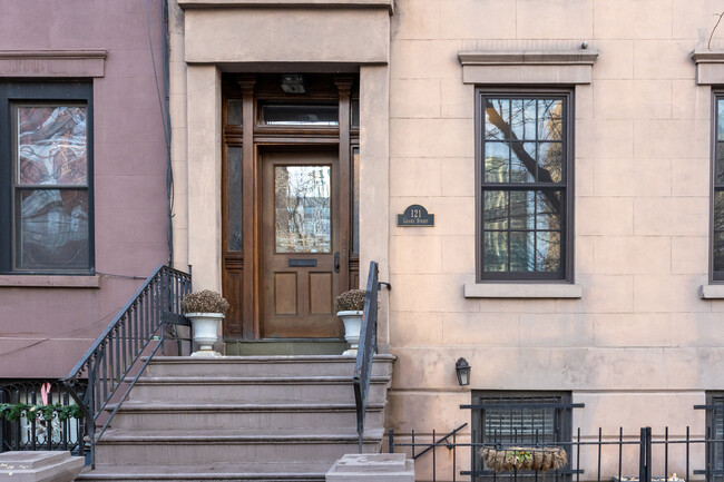 121 Grand St in Jersey City, NJ - Foto de edificio - Building Photo