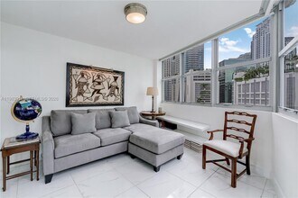 825 Brickell Bay Dr in Miami, FL - Building Photo - Building Photo