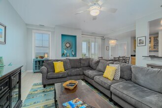 3700 Sandpiper Rd in Virginia Beach, VA - Foto de edificio - Building Photo