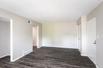 Mission Manor Apartments in Kansas City, KS - Building Photo - Interior Photo