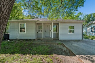 2821 S Hills Ave in Fort Worth, TX - Foto de edificio - Building Photo