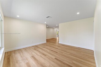 6731 SW 48th St in Miami, FL - Building Photo - Building Photo