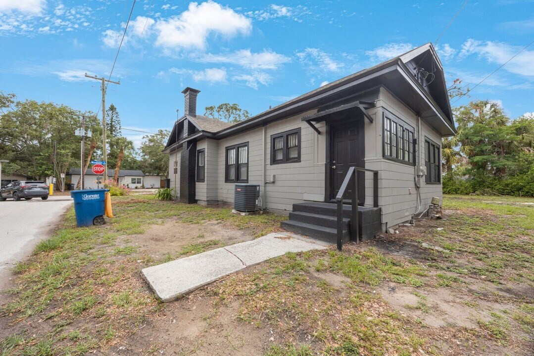 548 Woodlawn St in Clearwater, FL - Building Photo