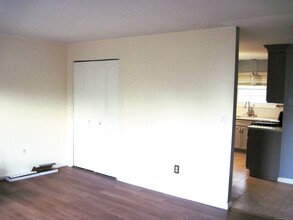 1079 Blue Hills Ave in Bloomfield, CT - Building Photo - Building Photo