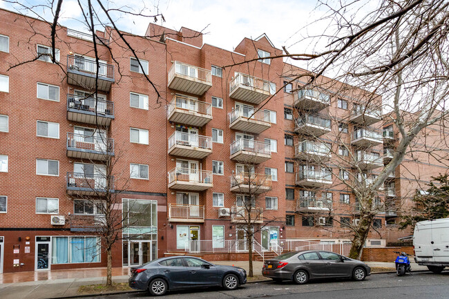 6475 Austin St in Rego Park, NY - Foto de edificio - Building Photo