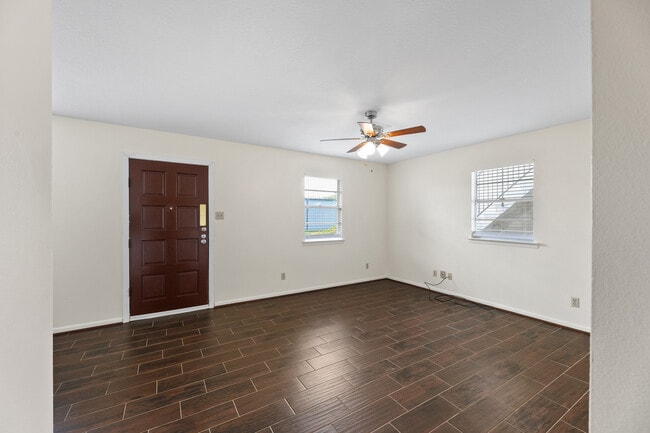 717 Cedar Bayou Rd, Unit 4 in Baytown, TX - Building Photo - Building Photo