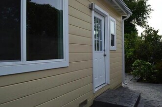 2212 Howard Ave in San Carlos, CA - Building Photo - Building Photo