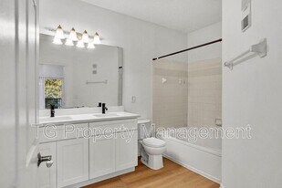 10000 Gate Pkwy N in Jacksonville, FL - Building Photo