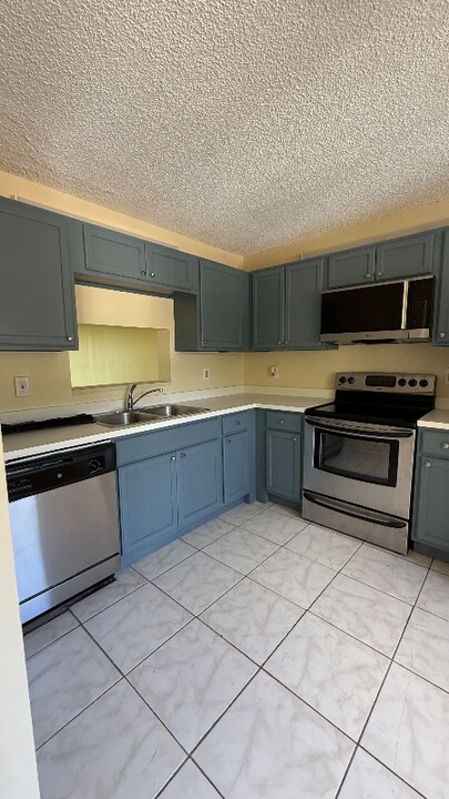 7911 Southgate Blvd in North Lauderdale, FL - Foto de edificio