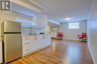 52 Dartmouth Gate in Hamilton, ON - Building Photo