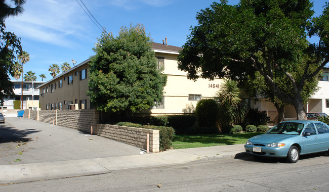 14541 Hartland St in Van Nuys, CA - Building Photo - Building Photo