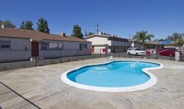 Oleander Gardens in Bakersfield, CA - Foto de edificio - Building Photo
