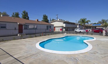 Oleander Gardens in Bakersfield, CA - Foto de edificio - Building Photo