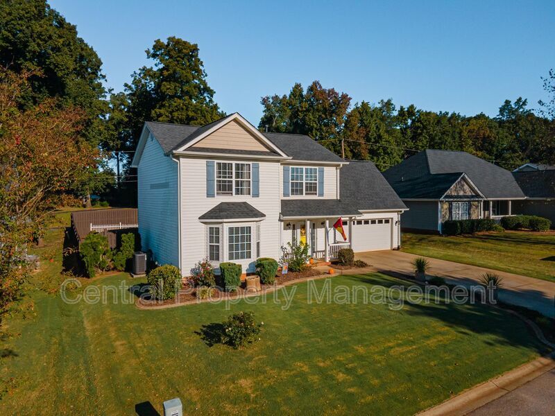 109 Feldspar Ln in Greer, SC - Building Photo