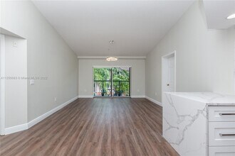 2021 SE 10th Ave-Unit -209 in Fort Lauderdale, FL - Foto de edificio - Building Photo