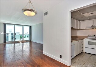 1000 West Ave, Unit 1423 in Miami Beach, FL - Building Photo - Building Photo