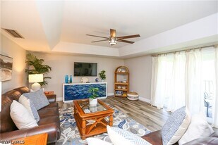 195 Peppermint Ln in Naples, FL - Building Photo