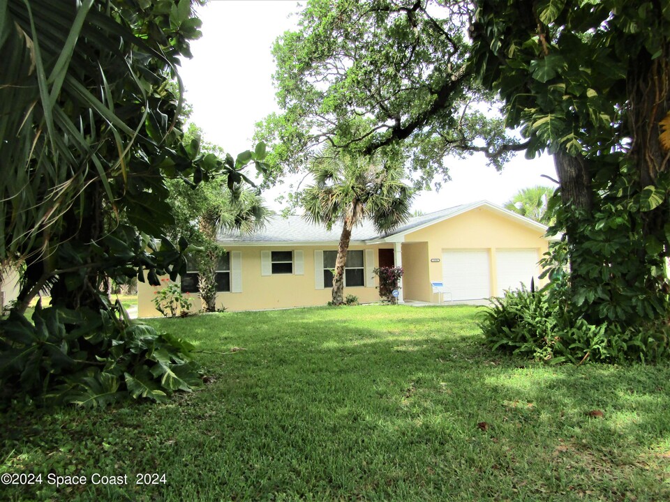 108 Delvalle St in Melbourne Beach, FL - Foto de edificio