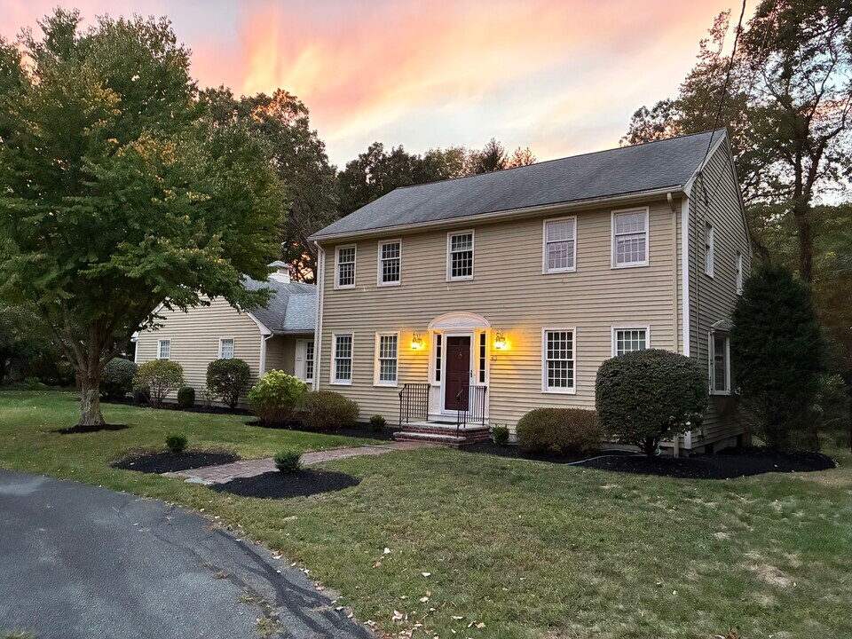 63 Barker St in Pembroke, MA - Building Photo