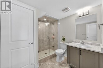 34 Credit Ln in Richmond Hill, ON - Building Photo - Building Photo