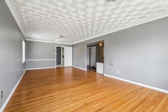 711 Bizerte Ave in Dallas, TX - Building Photo - Building Photo
