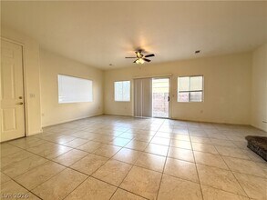 9303 Gilcrease Ave in Las Vegas, NV - Foto de edificio - Building Photo