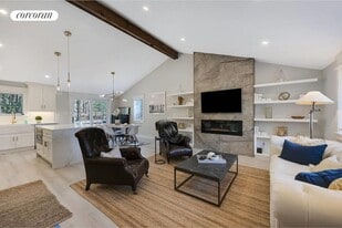 45 Cosdrew Ln in East Hampton, NY - Building Photo