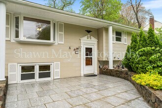 32 Chatfield Dr in Trumbull, CT - Foto de edificio - Building Photo