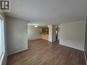 545 Highlands Blvd W in Lethbridge, AB - Building Photo - Building Photo
