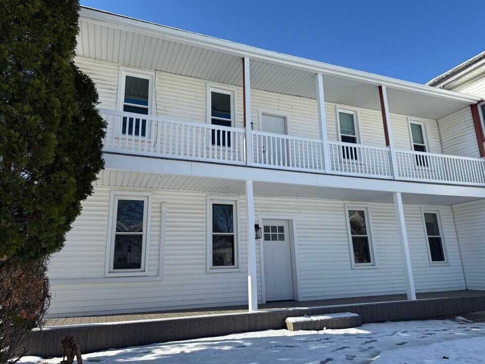 310 W Market St in Jonestown, PA - Building Photo