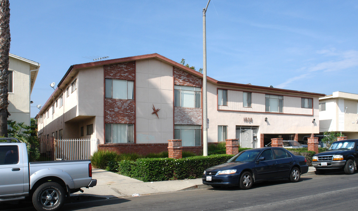 1939 S Sherbourne Dr in Los Angeles, CA - Building Photo