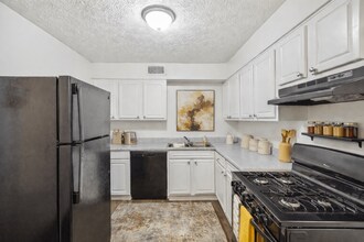 Emerald Pointe in Riverdale, GA - Foto de edificio - Building Photo