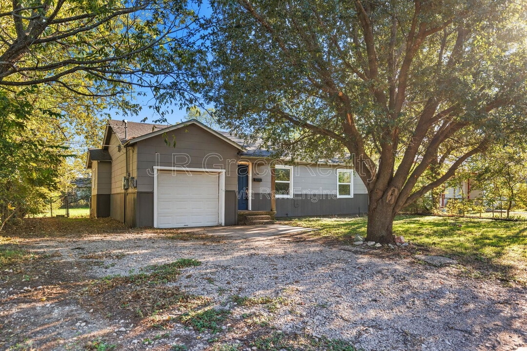 3621 Redbird St in Bellmead, TX - Building Photo